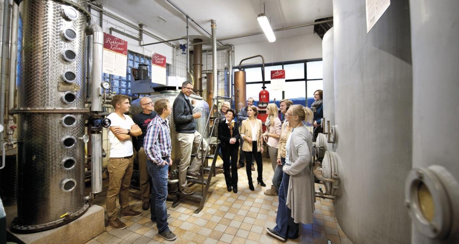 Brennereibesichtigung mit der Gruppe und Freunden Brennereibesichtigung mit der Gruppe und Freunden