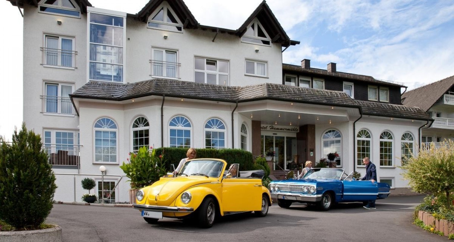 Oldtimer Käfer Cabrio und Chevrolet Impala Cabrio Oldtimer Käfer Cabrio und Chevrolet Impala Cabrio