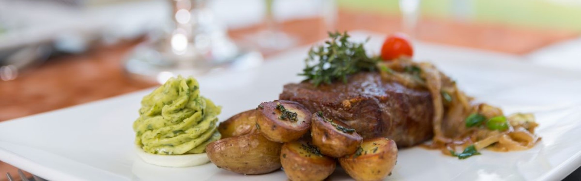 Rumpsteak mit Röstzwiebeln und Rosmarinkartoffeln Rumpsteak mit Röstzwiebeln und Rosmarinkartoffeln