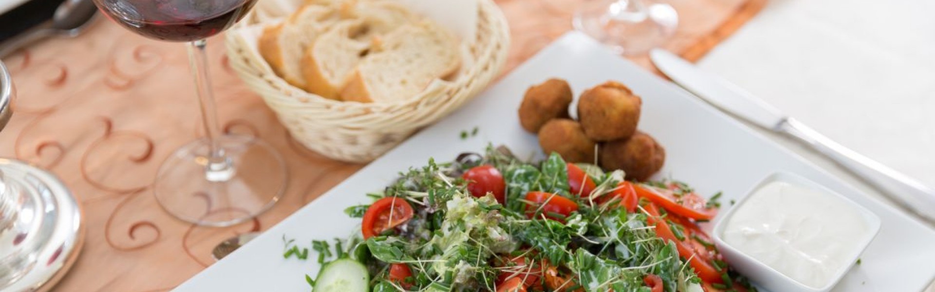Salat mit Champignons Salat mit frittierten Champignons und Sour Creme